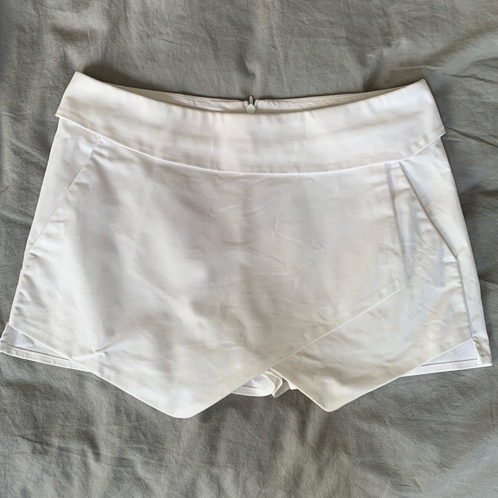 Aritzia Talula White Berklee Skort Shorts Size 2